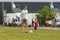 Rīga City Camping - Vater und Sohn beim Fussballspielen auf dem Campingplatz