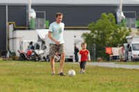 Rīga City Camping - Vater und Sohn beim Fussballspielen auf dem Campingplatz