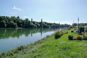 Rheincamping-Siebengebirgsblick-Lage-am-Rhein