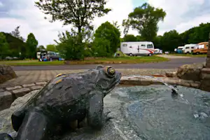 Rhön Camping-Park - Froschbrunnen und Stellplätze auf dem Campingplatz