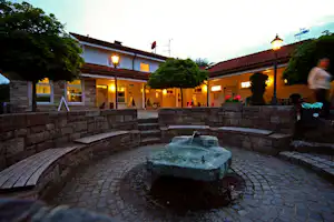 Rhön Camping-Park - Rezeption und Springbrunnen auf dem Campingplatz