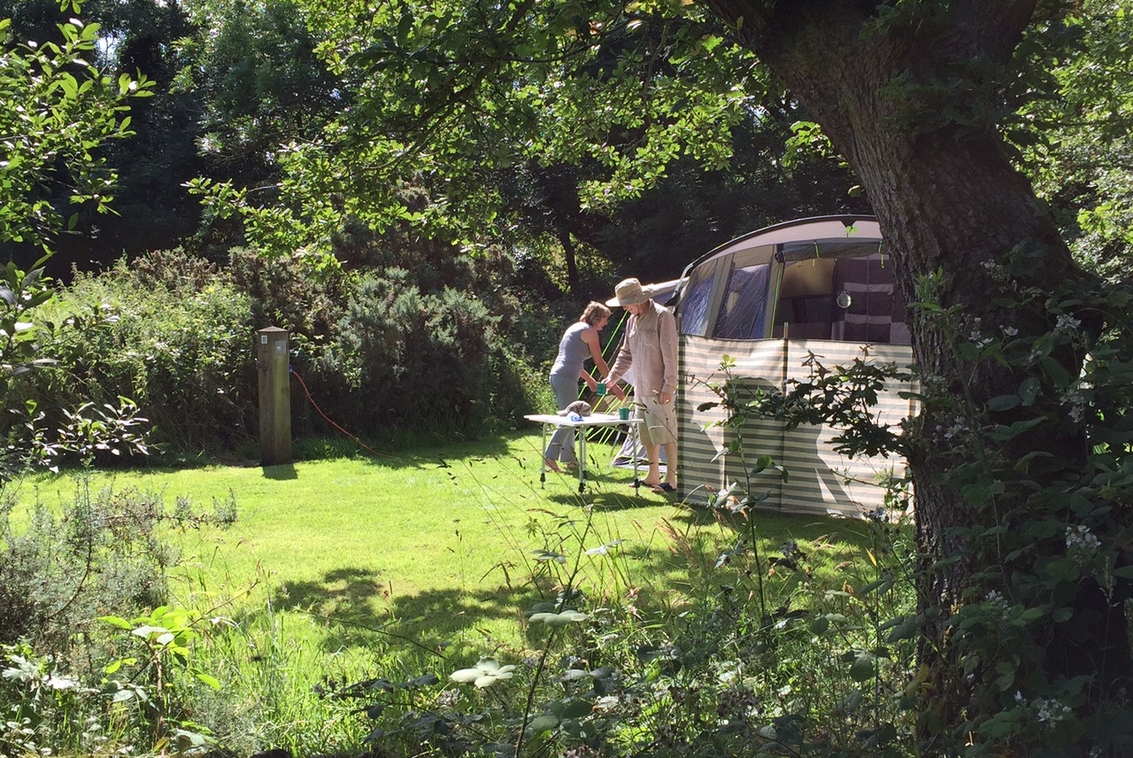 Rhyd y Galen Caravan and Camping Park - Camper auf ihrem Standplatz im Grünen