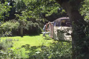 Rhyd y Galen Caravan and Camping Park - Camper auf ihrem Standplatz im Grünen