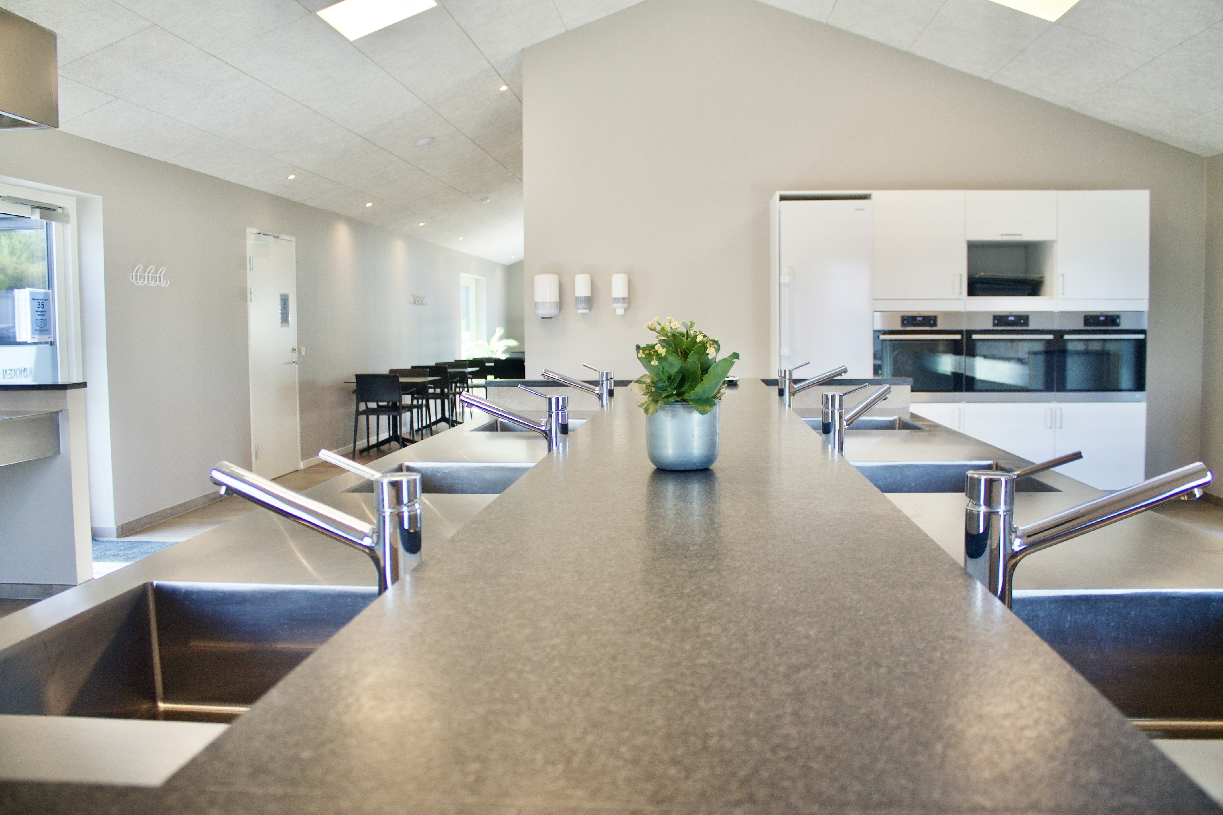 Ribe Camping - Gemeinschaftsküche mit Kochplatten und Geschirrspülbecken auf dem Campingplatz