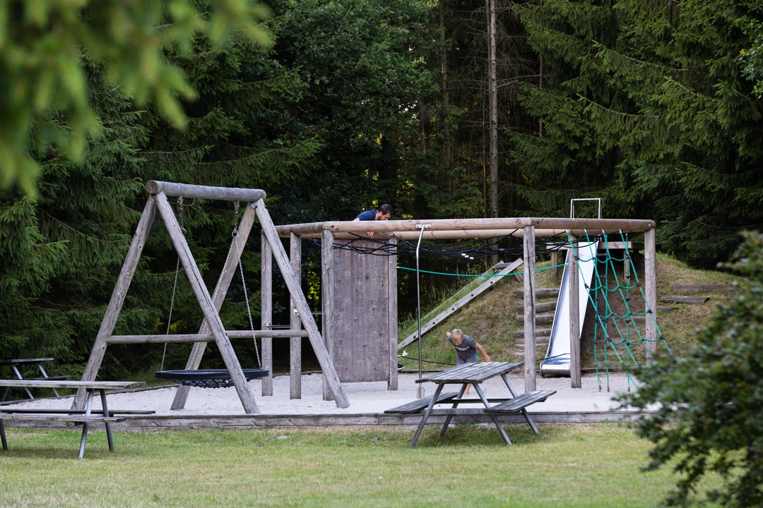 Riis Feriepark  - Kinderspielplatz auf dem Campingplatz mit Schaukel und Klettergerüst