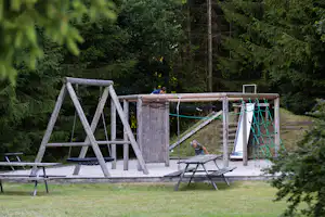 Riis Feriepark - Kinderspielplatz auf dem Campingplatz mit Schaukel und Klettergerüst