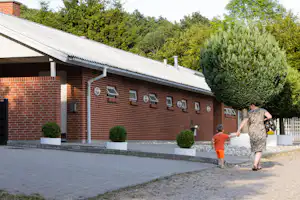 Riis Feriepark - Außenansicht des Sanitärgebäudes