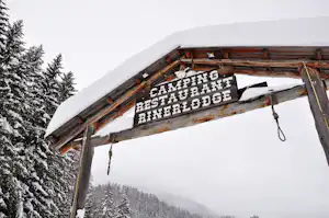 RinerLodge Camping - Eingangsschild am Tor des Campingplatzes--
