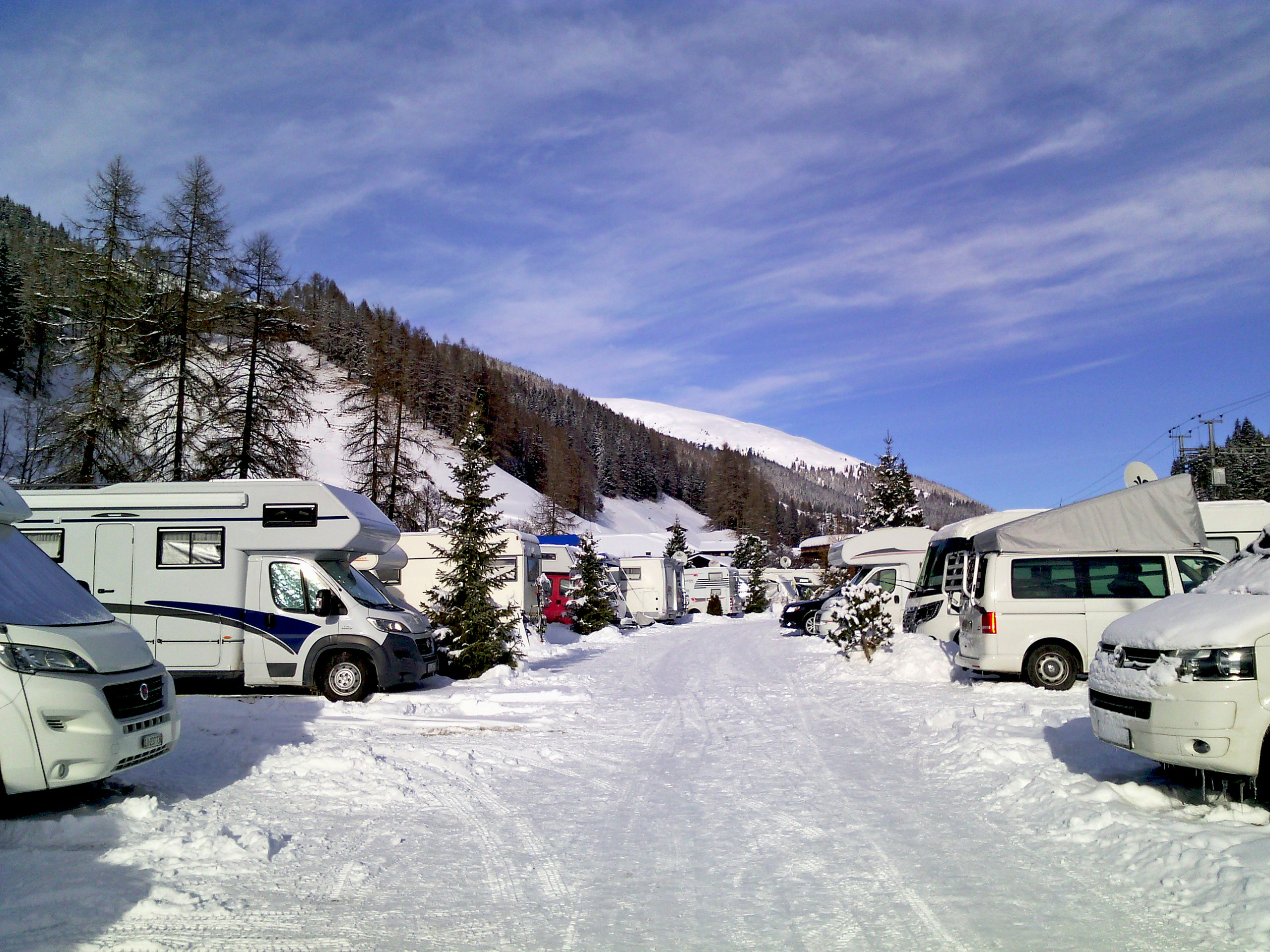 RinerLodge Camping -  Schneebedeckte Übernachtungsmöglichkeiten auf dem Campingplatz 