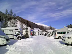 RinerLodge Camping - Schneebedeckte Übernachtungsmöglichkeiten auf dem Campingplatz
