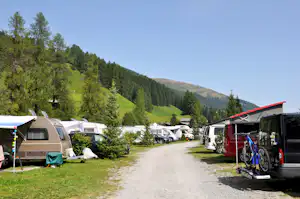 RinerLodge Camping - Stellplätze auf dem Campingplatz mit Blick auf die Berge Zelt
