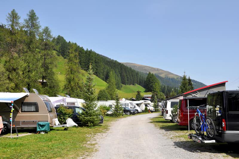 RinerLodge Camping -  Stellplätze  auf dem Campingplatz mit Blick auf die Berge  Zelt