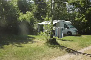 Ringkøbing Camping - Wohnmobilstellplatz auf grüner Wiese auf dem Campingplatz
