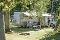 Ringsjöstrand Camping, Stugby & Hotell - Blick auf einen Stellplatz auf der Wiese