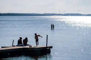 Ringsjöstrand Camping, Stugby & Hotell - Gäste beim Baden