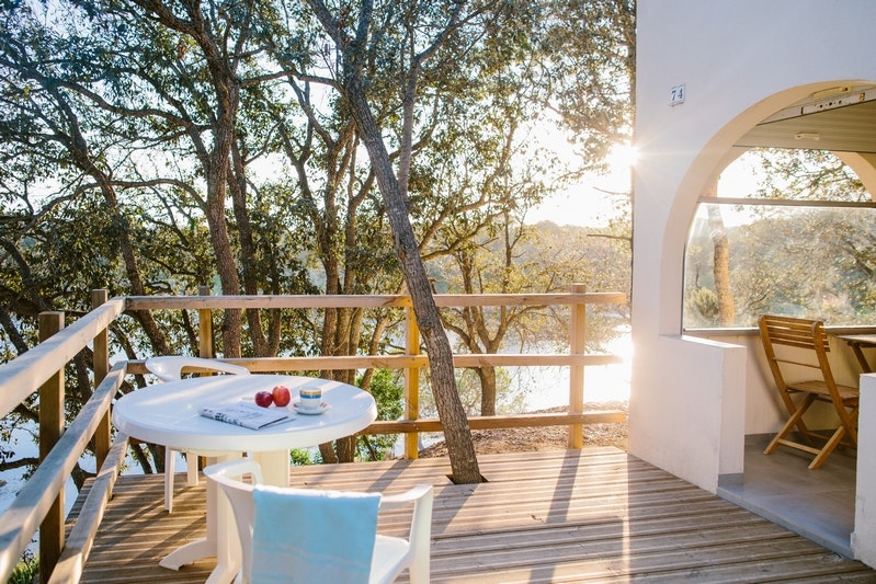 Domaine Riva Bella Naturiste - Terrasse eines Mobilheims