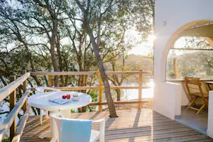 Domaine Riva Bella Naturiste - Terrasse eines Mobilheims