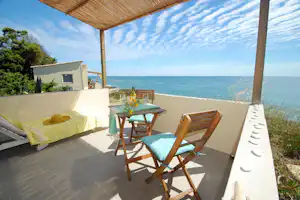 Domaine Riva Bella Naturiste - Terrasse eines Mobilheims mit Meerblick