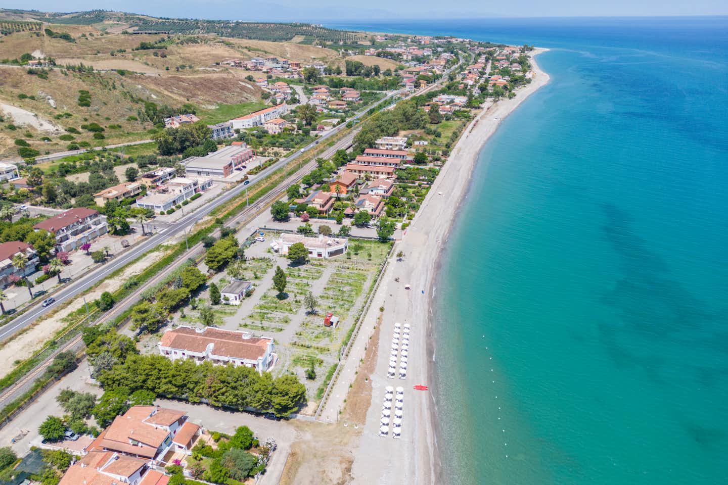 Riva del Mare  - Luftaufnahme des Campingplatzes am Meer