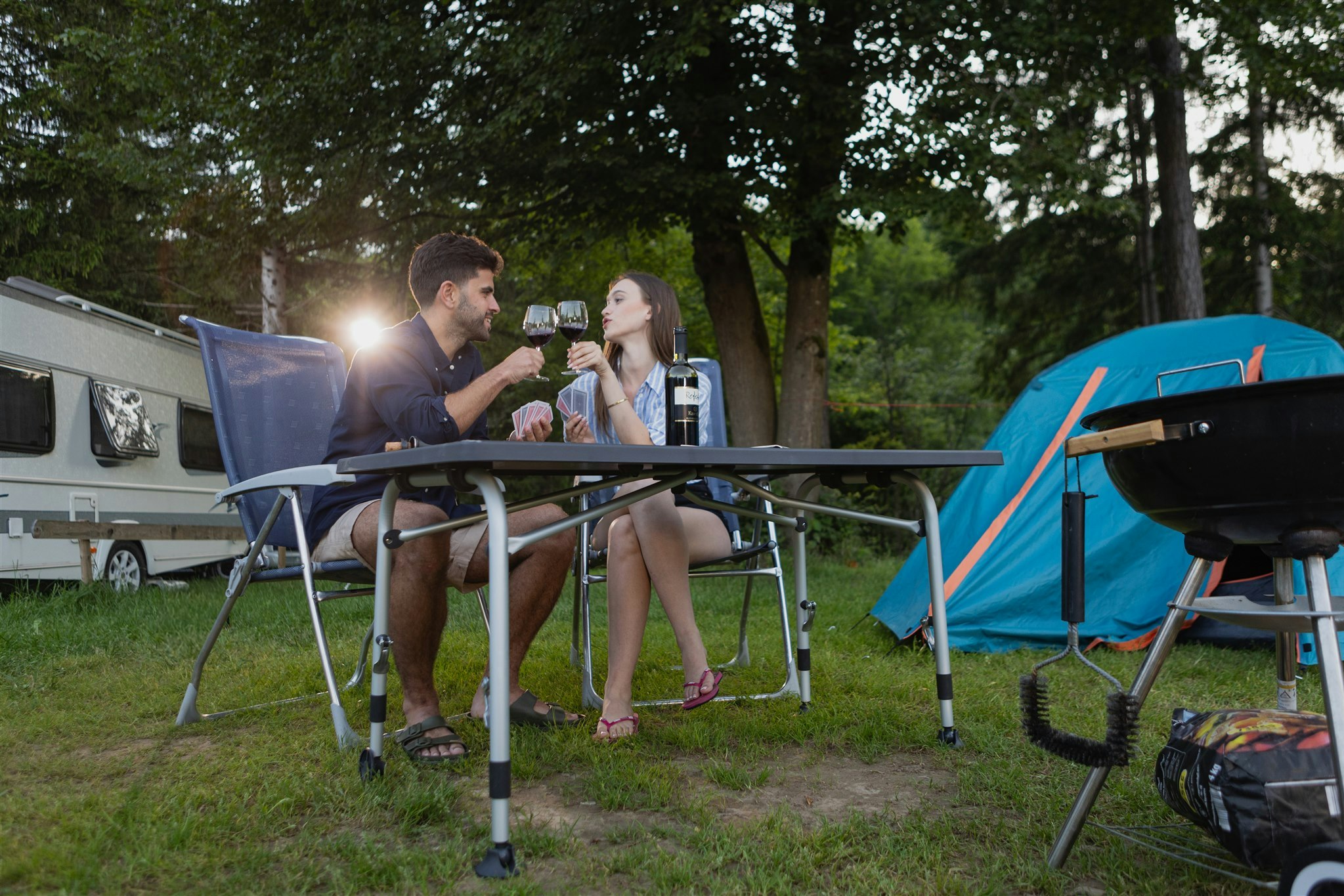 River Camping Bled - Camper sitzen auf ihrem Standplatz