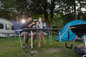 River Camping Bled - Camper sitzen auf ihrem Standplatz