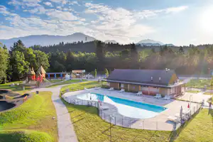 River Camping Bled - Campingplatz aus der Vogelperspektive - Blick auf dem Pool