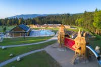 River Camping Bled - Campingplatz aus der Vogelperspektive - Pool und Kinderspielplatz