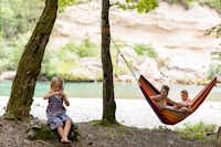 River Camping Bled - Kinder in den Hängematten auf dem Zeltplatz am Flussufer auf dem Campingplatz