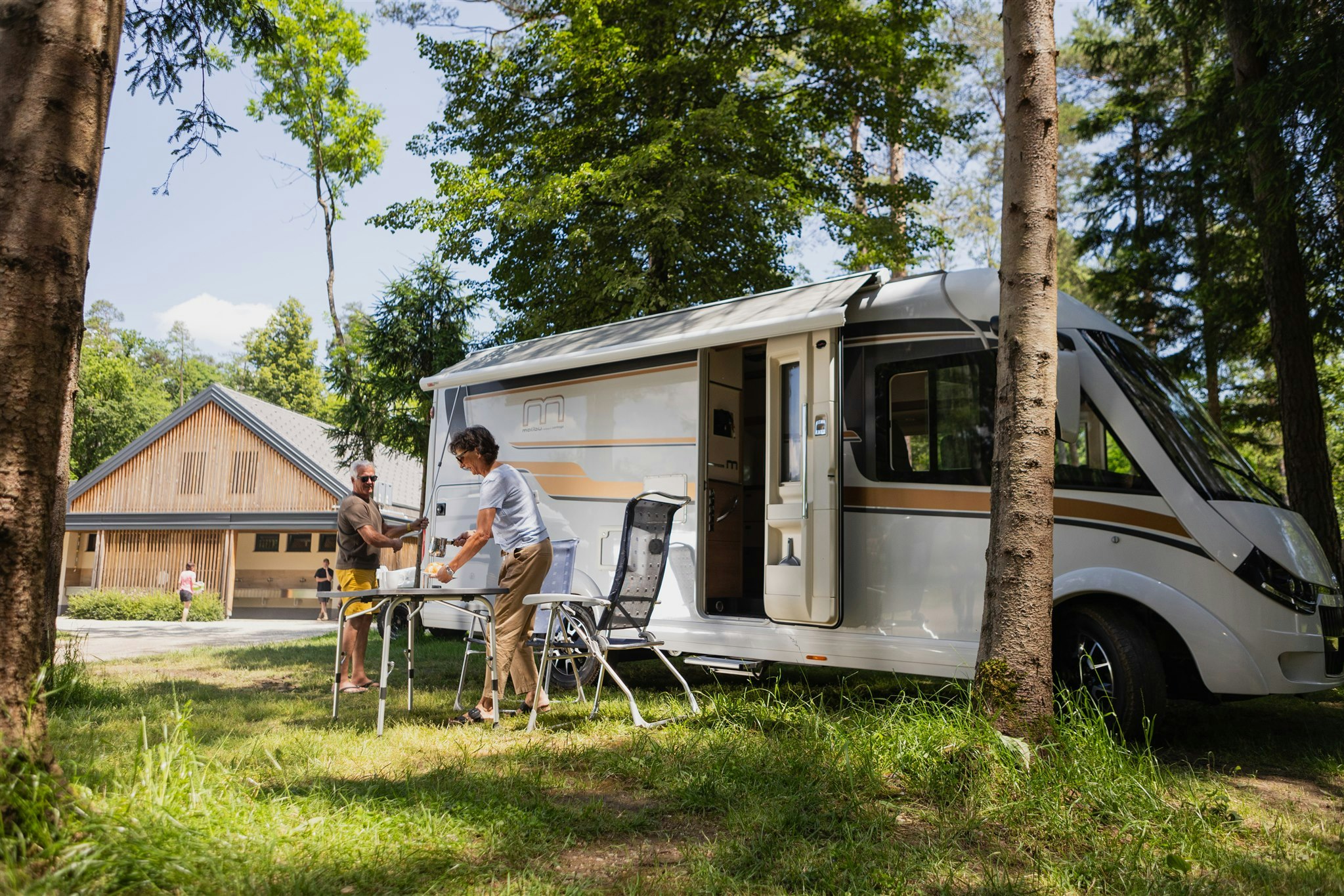 River Camping Bled - Standplätze zwischen den Bäumen auf dem Campingplatz