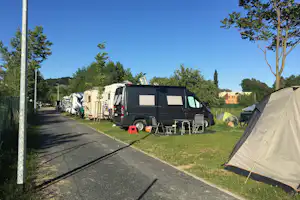 River Camping Prague - Wohnwagen- und Zeltstellplatz auf der Wiese des Campingplatzes
