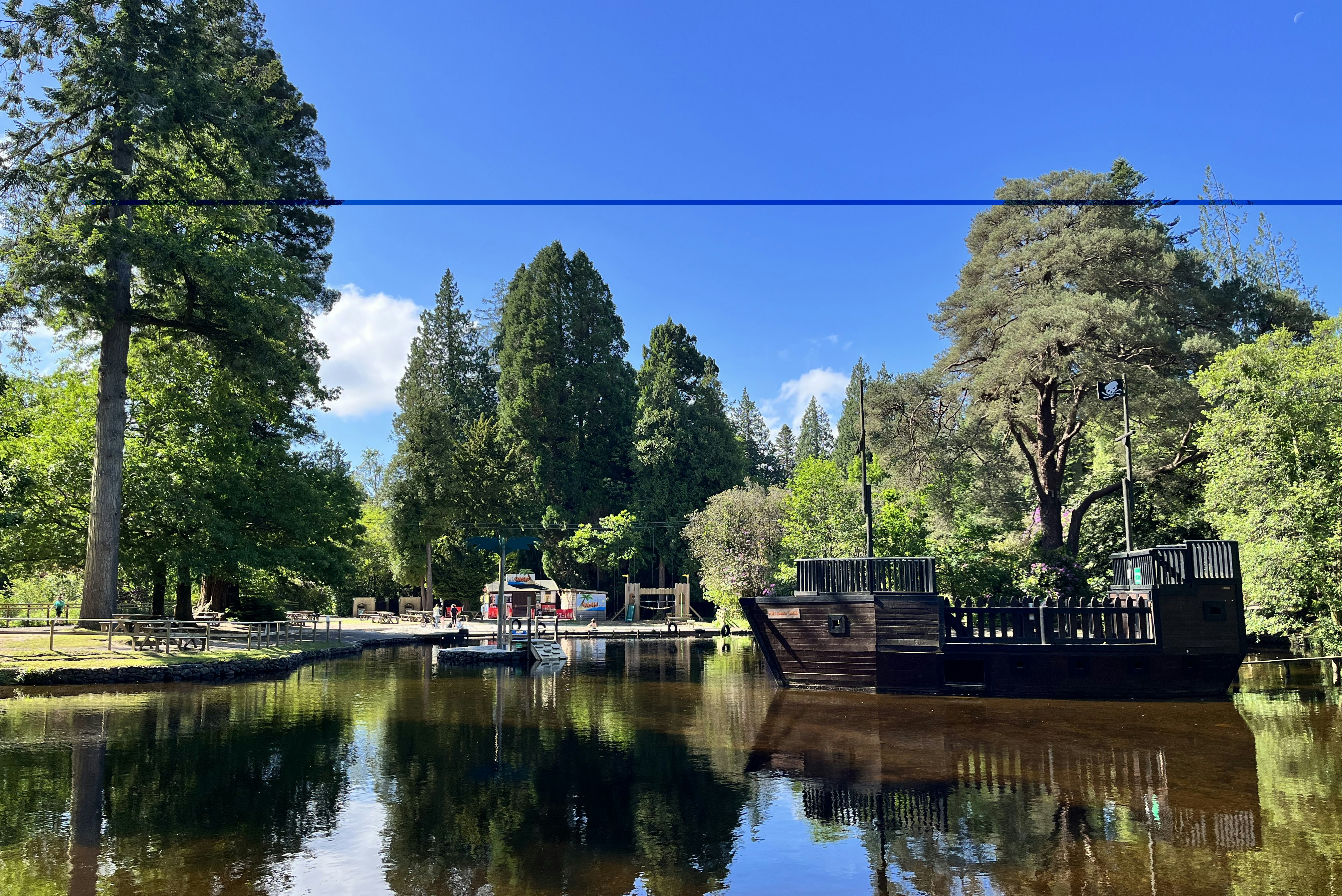River Dart Country Park - Blick auf den Se mit Spiel-Piratenschiff