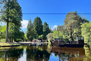 River Dart Country Park - Blick auf den Se mit Spiel-Piratenschiff
