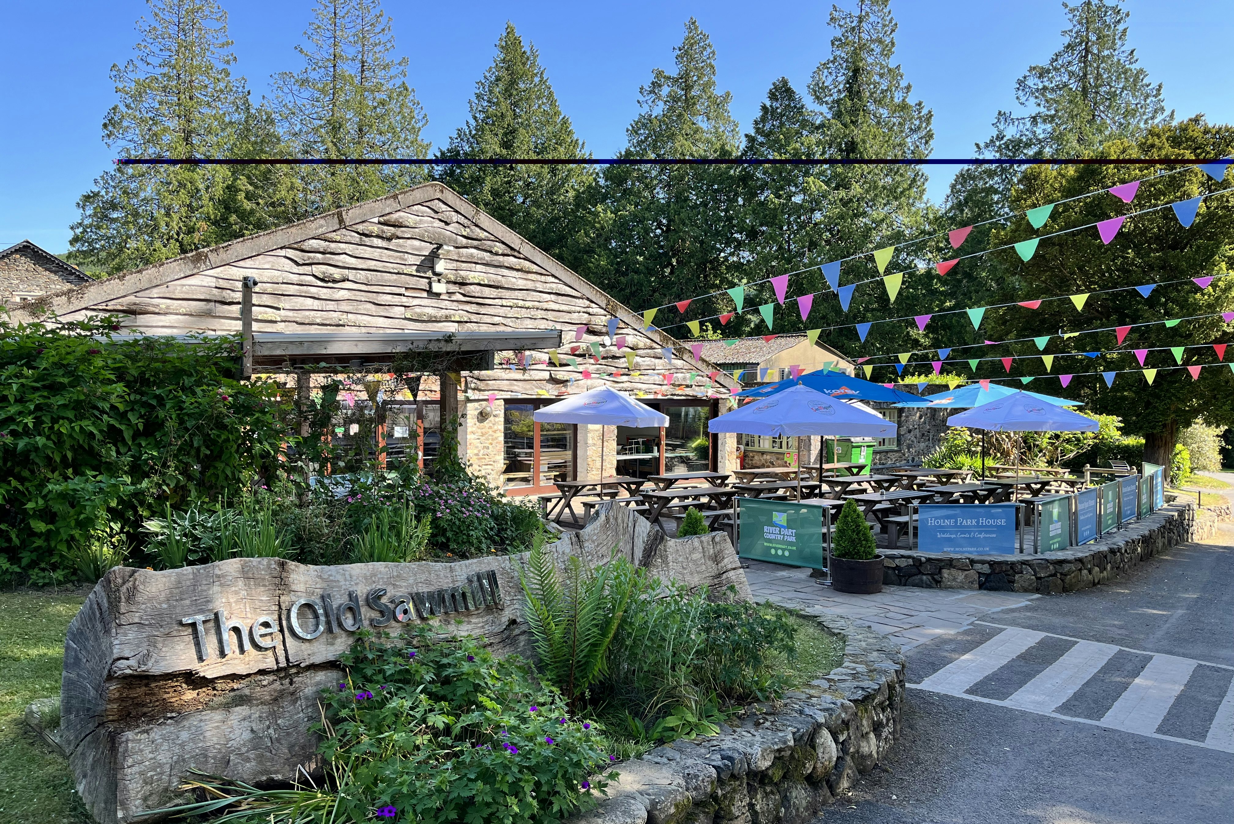 River Dart Country Park - Café mit Terrasse auf dem Campingplatz