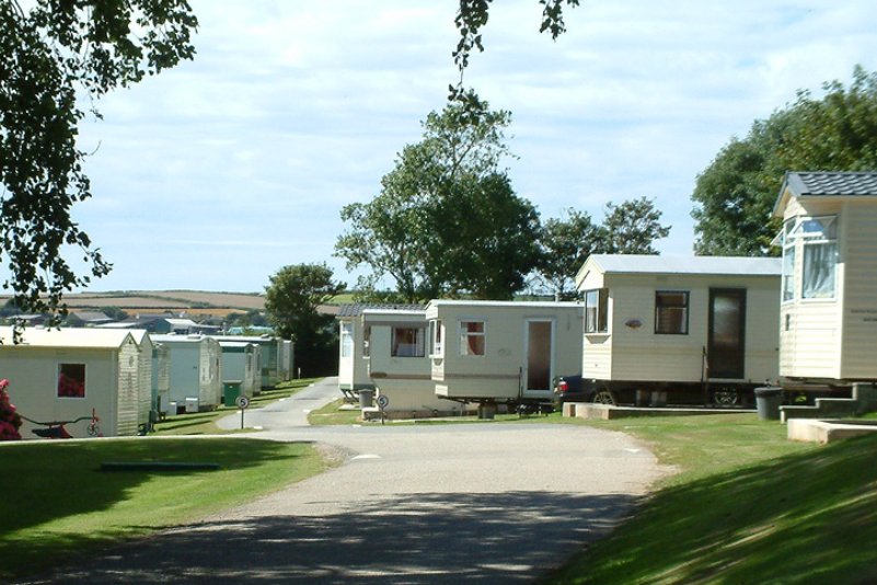Riverside Holiday Park - Straße auf dem Campingplatz mit Mobilheimen zu beiden Seiten