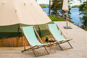 Årjäng Camping Sommarvik - Glampingzelt mit Liegestühlen