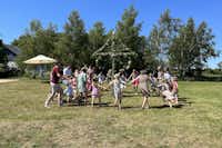 Rödlix vandrarhem & camping - Campinggäste feiern gemeinsam auf der Wiese