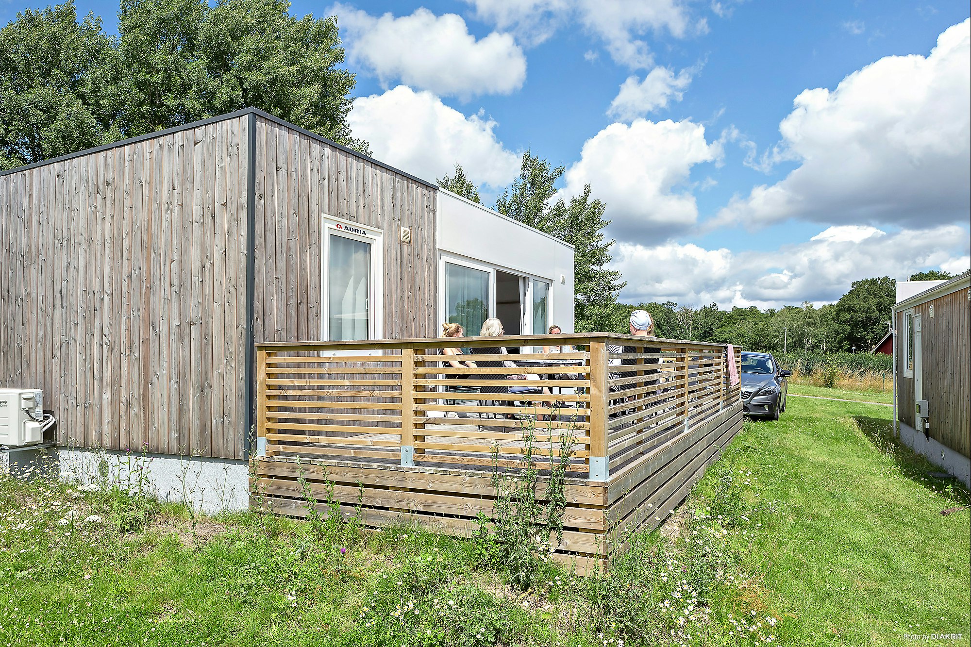 First Camp Röstånga-Söderåsen - Blick auf ein Mobilheim mit Terrasse