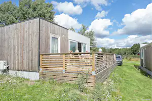 First Camp Röstånga-Söderåsen - Blick auf ein Mobilheim mit Terrasse