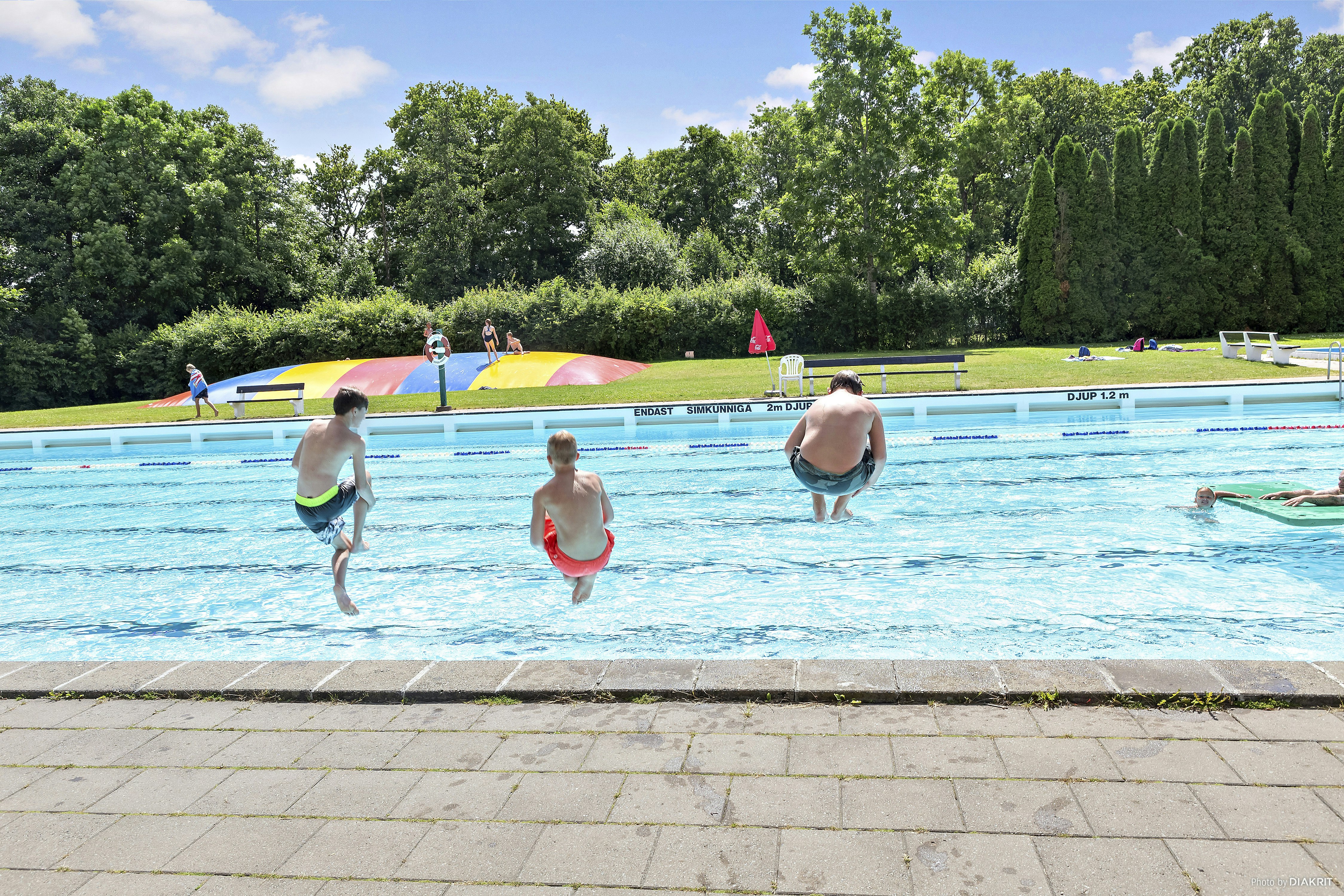 First Camp Röstånga-Söderåsen - Gäste schwimmen im Freibad des Campingplatzes