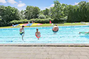 First Camp Röstånga-Söderåsen - Gäste schwimmen im Freibad des Campingplatzes