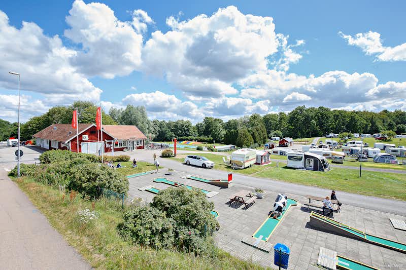 First Camp Röstånga-Söderåsen - Luftaufnahme des Campingplatzes mit Minigolfanlage neben der Stellplatzwiese