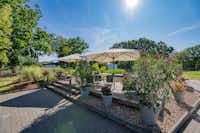 Rohloff Ferienpark Buschhof - Terrasse am Teich mit Sonnenschirmen, Tischen und Stühlen