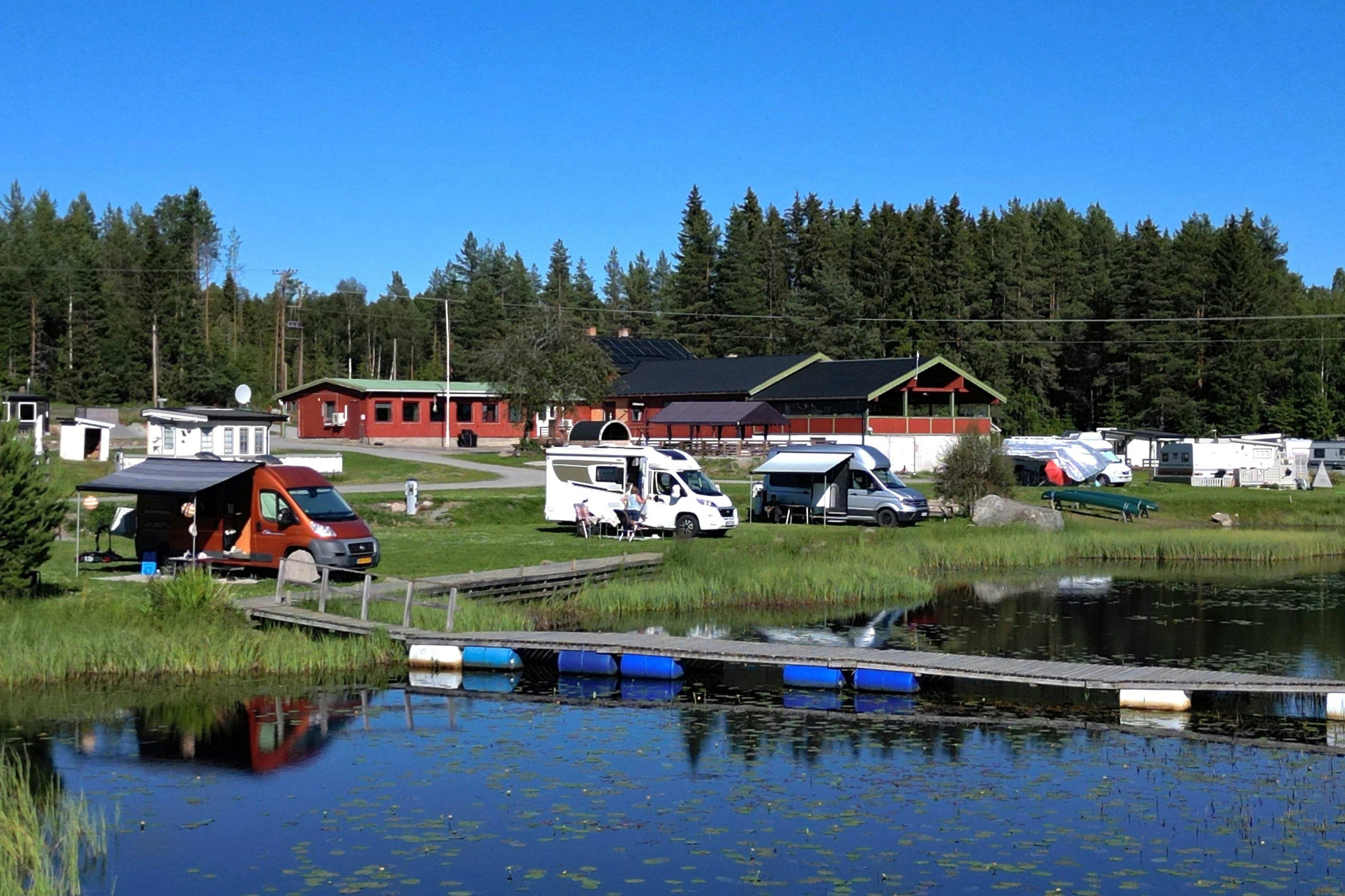 Rokosjøen Camping - Blick auf den Campingplatz am Wasser