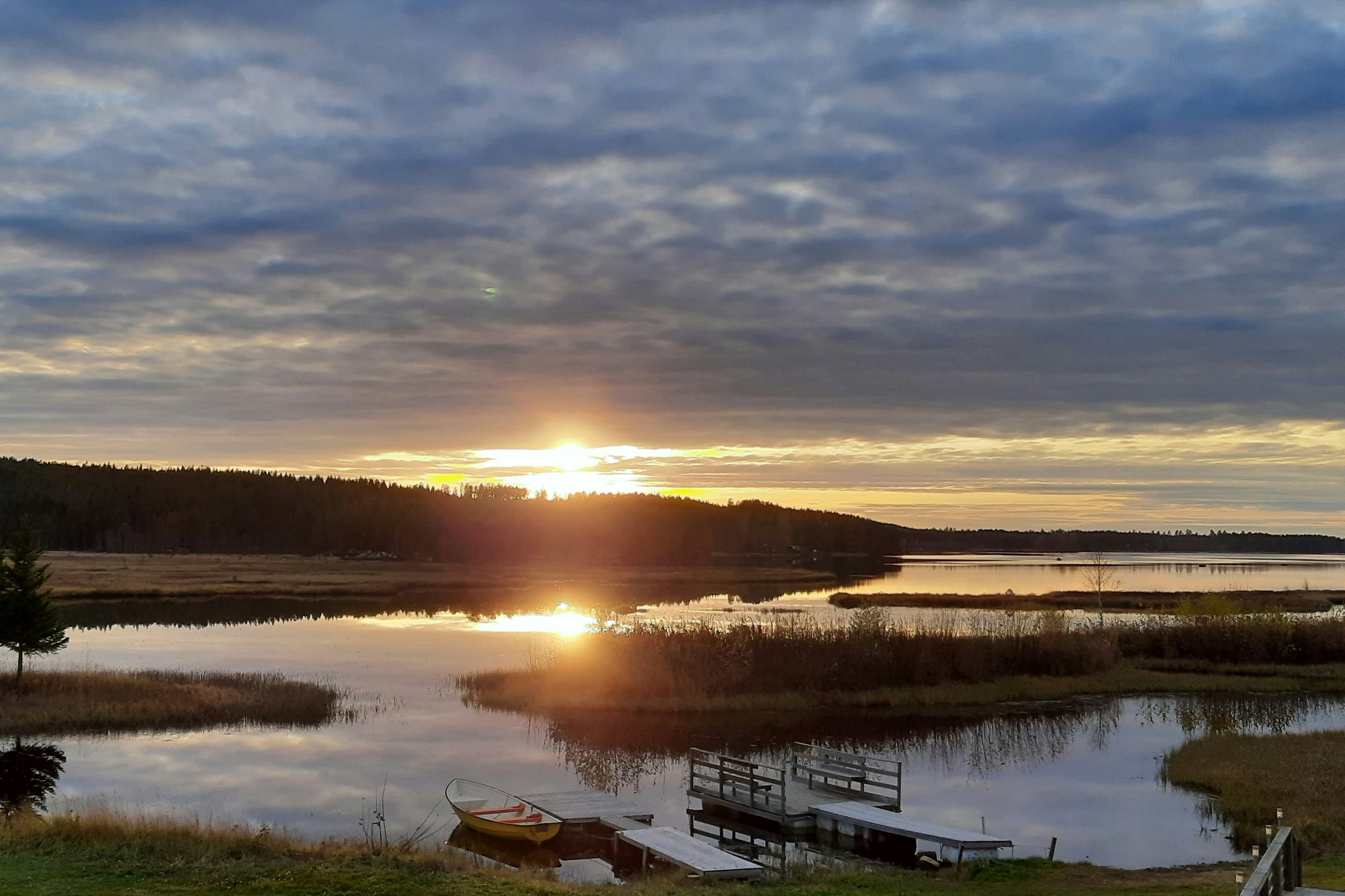 Rokosjøen Camping - Sonnenuntergang über dem Campingplatz am See