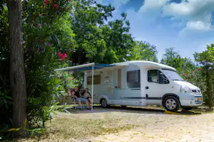 Roma Camping - Camper auf dem Wohnwagen- und Zeltstellplatz vom Campingplatz im Grünen