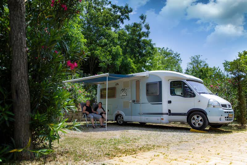Roma Camping  - Camper auf dem Wohnwagen- und Zeltstellplatz vom Campingplatz im Grünen