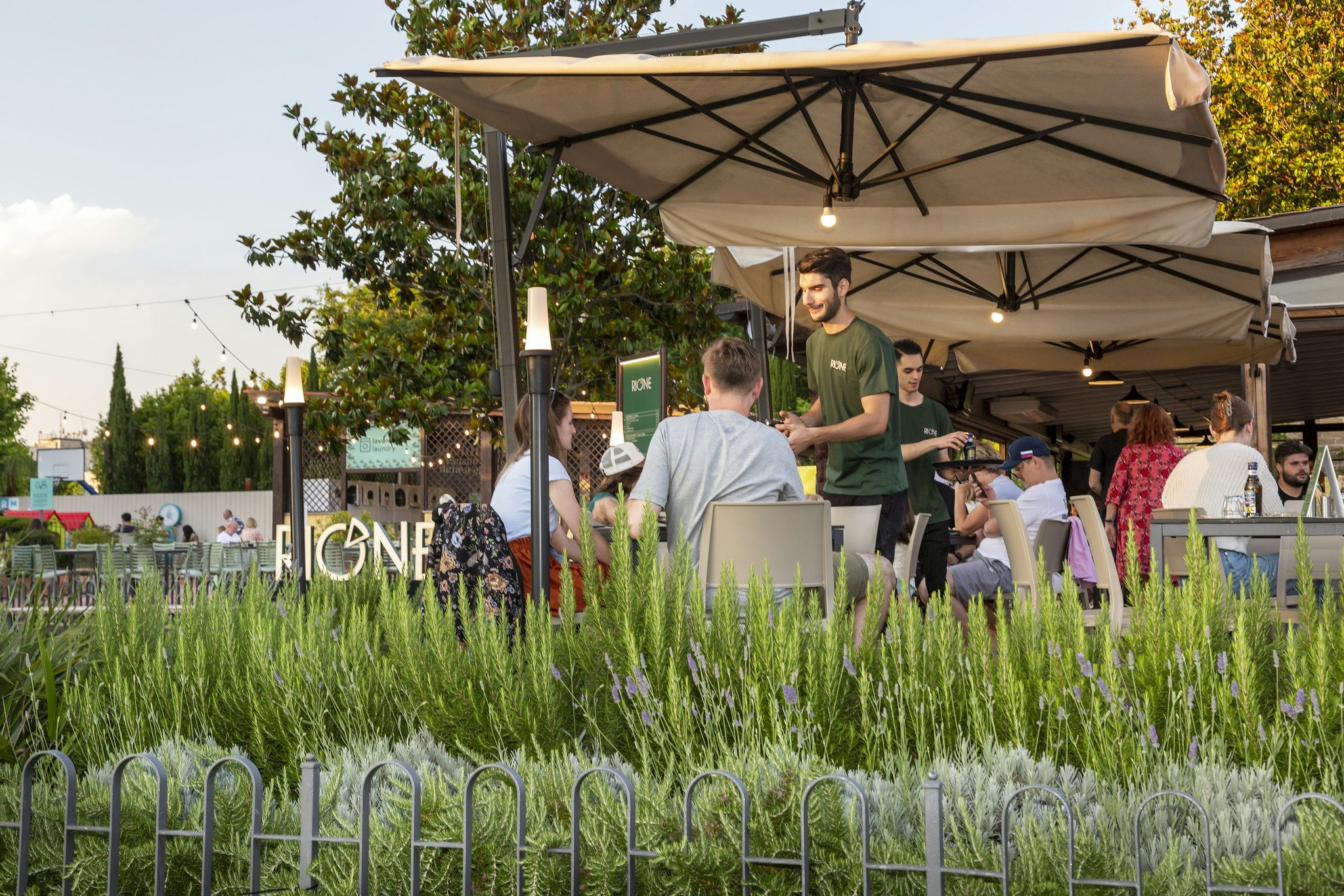 Roma Camping in Town  hu Roma Camping in Town - Camper im Restaurant 