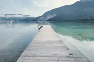 Lindenstrand Romantikcamping - Blick auf den Steg am See
