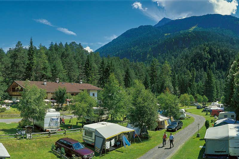 Romantik Camping Schloß Fernsteinsee - Campingplatzanlage mit Blick auf die Berge