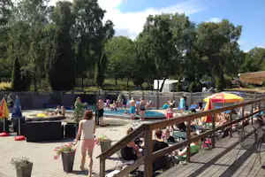 Ronneby Havscamping - Gäste am Freibad des Campingplatzes